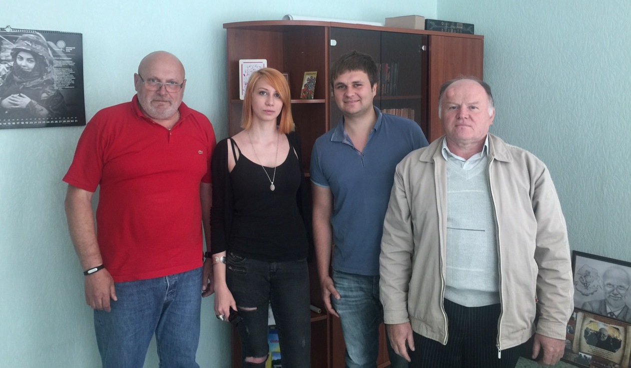 Дмитрий Будорин (справа) встретился с Игорем Стокоз, заместителем председателя Донецкой военно-гражданской администрации (слева) и обсудил дальнейшее гуманитарное сотрудничество, в частности помощь детским домам.